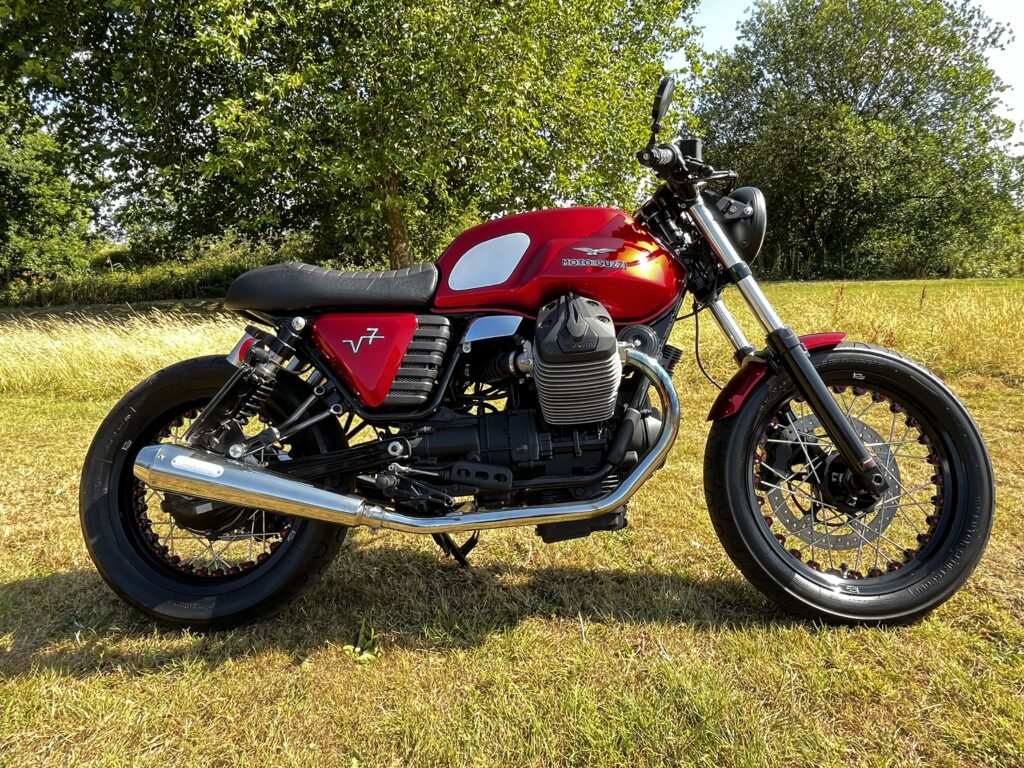 Moto Guzzi V7 Cafe Racer, Bobber
